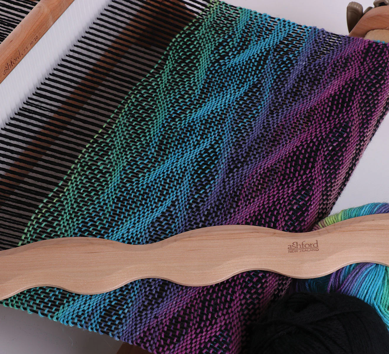 Ashford Wavy Stick Shuttle (Lacquered) - Image 3